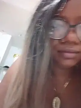 EmmilyRosee's Live Chat Room