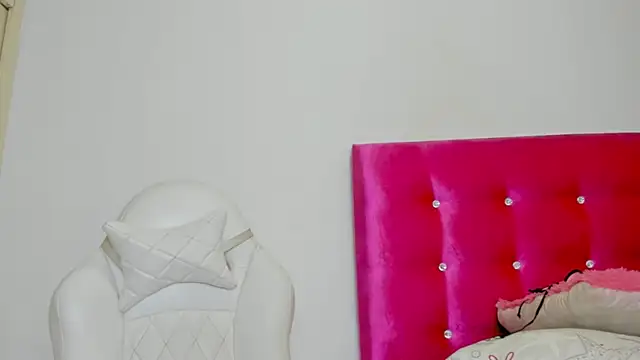 Živá chatovací místnost celena-squirt