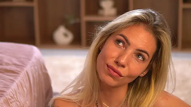 חדר צ'אט בשידור חי של CassieMiles