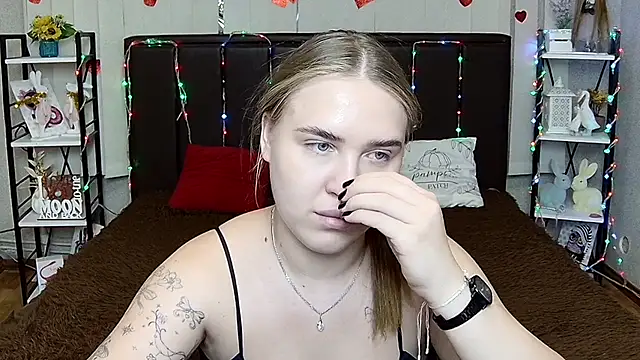 LauraHlot's Live Chat Room