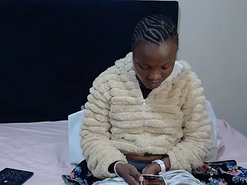 KinkyPetite18's Live Chat Room