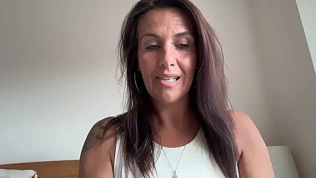 BrienneLuxe's Live Chat Room