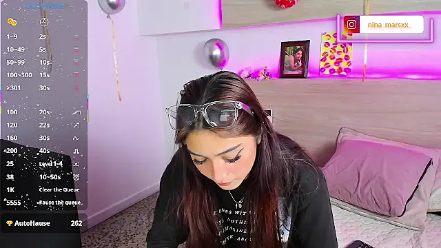 Sala de chat ao vivo de Nina-Mars