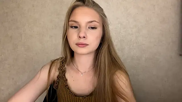 CarolineNine Adlı Modelin Canlı Sohbet Odası