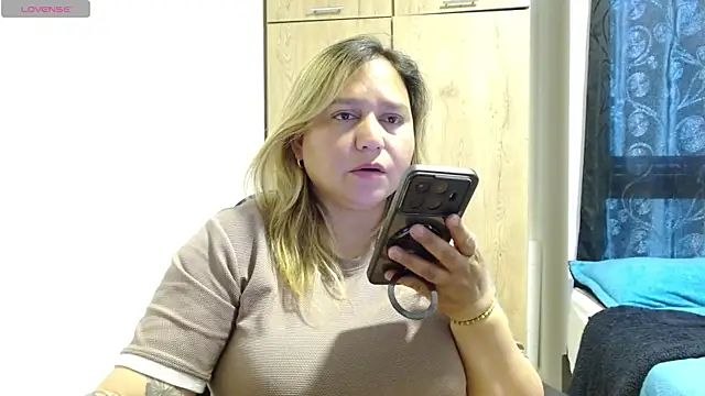 חדר צ'אט בשידור חי של LauraReeves