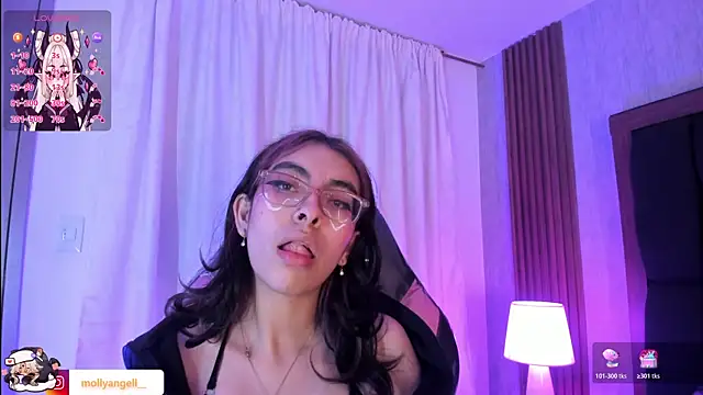 Molly_A's Live Chat Room