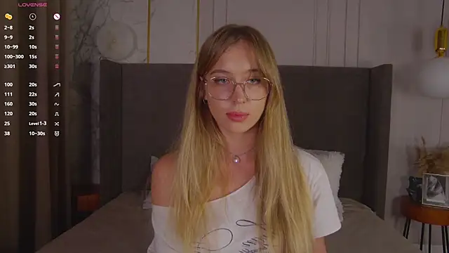 LoraineLuff Adlı Modelin Canlı Sohbet Odası