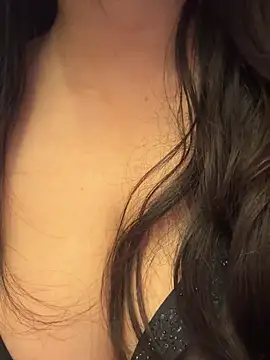 SURBHI__9 Adlı Modelin Canlı Sohbet Odası