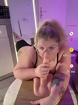 Živá chatovací místnost KimberlyCurves