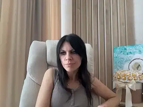 Chat soba uživo modela InjaAtHome