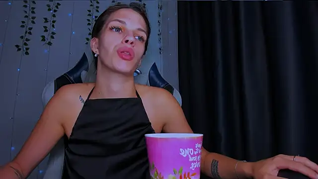 غرفة دردشة KarlaSim المباشرة