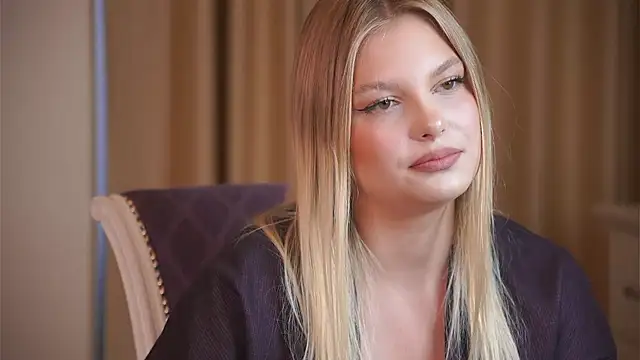 Živá chatovací místnost KoriHeeney