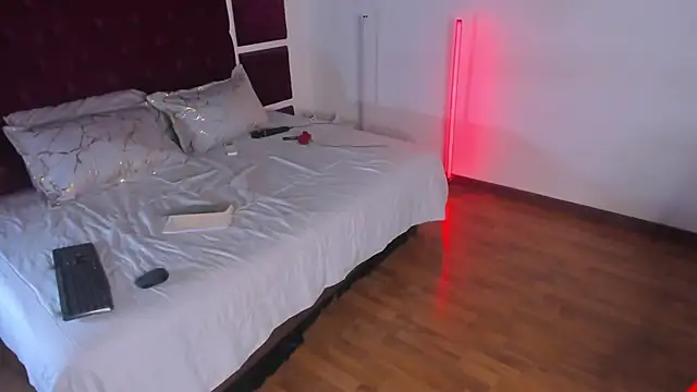 RossMildrey Adlı Modelin Canlı Sohbet Odası