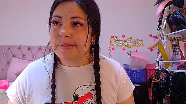 lanaqueen699 élő chatszobája