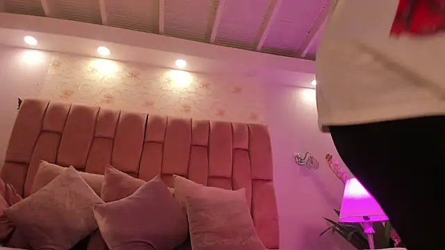 aishathornee's Live Chat Room