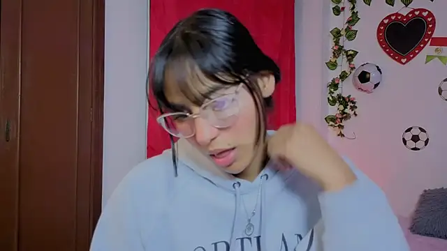 חדר צ'אט בשידור חי של PaulaCutexs