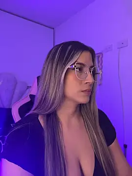 Issabela_G1's Live Chat Room