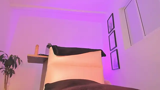 roshanilewis Adlı Modelin Canlı Sohbet Odası