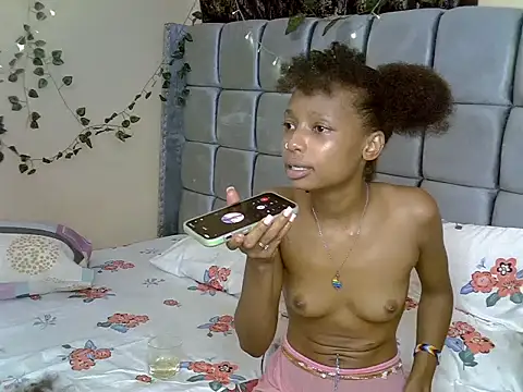 YourWetDream02 Adlı Modelin Canlı Sohbet Odası
