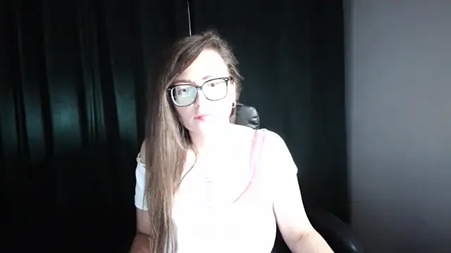 NoraMilf élő chatszobája