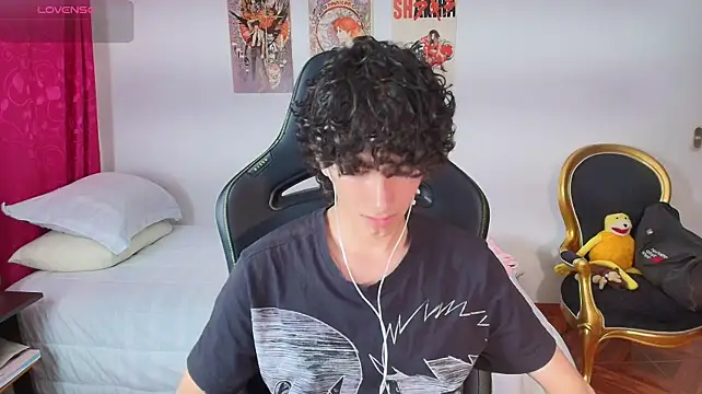 Nude_Boy18 élő XXX-chatje