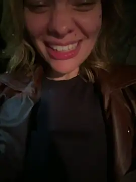 دردشة PeachChampagne الجنسية المباشرة