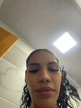 Victoria14_'s Live Chat Room