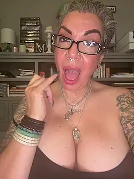 dieseldame1313's Live Chat Room